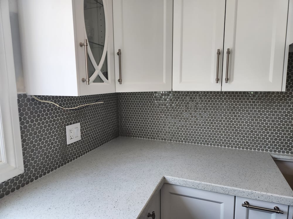 Modern Kitchen Countertop and Backsplash